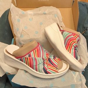 ❤️💙🩷💛NIB Women's Bzees Colorful Sunburst Striped Slide Sandals sz 8.5❤️💙🩷💛
